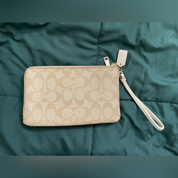 Coach Double Corner Zip Wristlet NWOT in Beige - Picture 16 of 16
